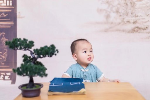 信阳怀孕肚子中间凹两边凸